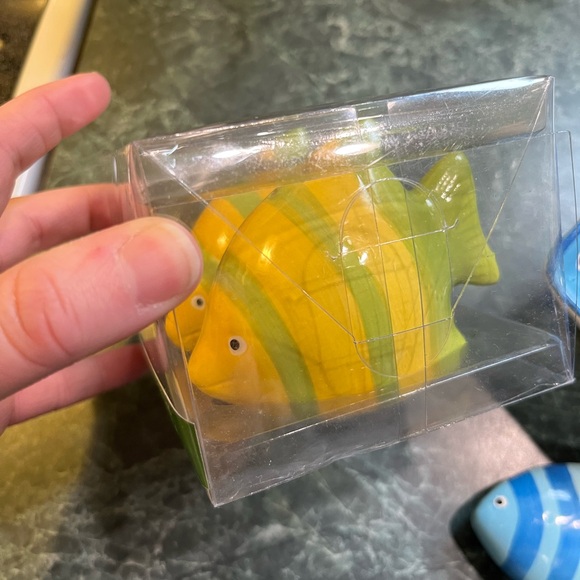 Bundle of 2 items - Fish-Themed Salt and Pepper Set with Bowl and Spreader - Picture 3 of 5